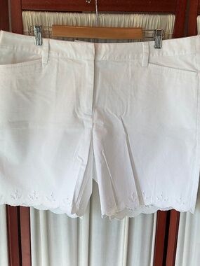 Lands End Womens White Denim Shorts Scalloped Eyelet Hem Mid Rise Size 18